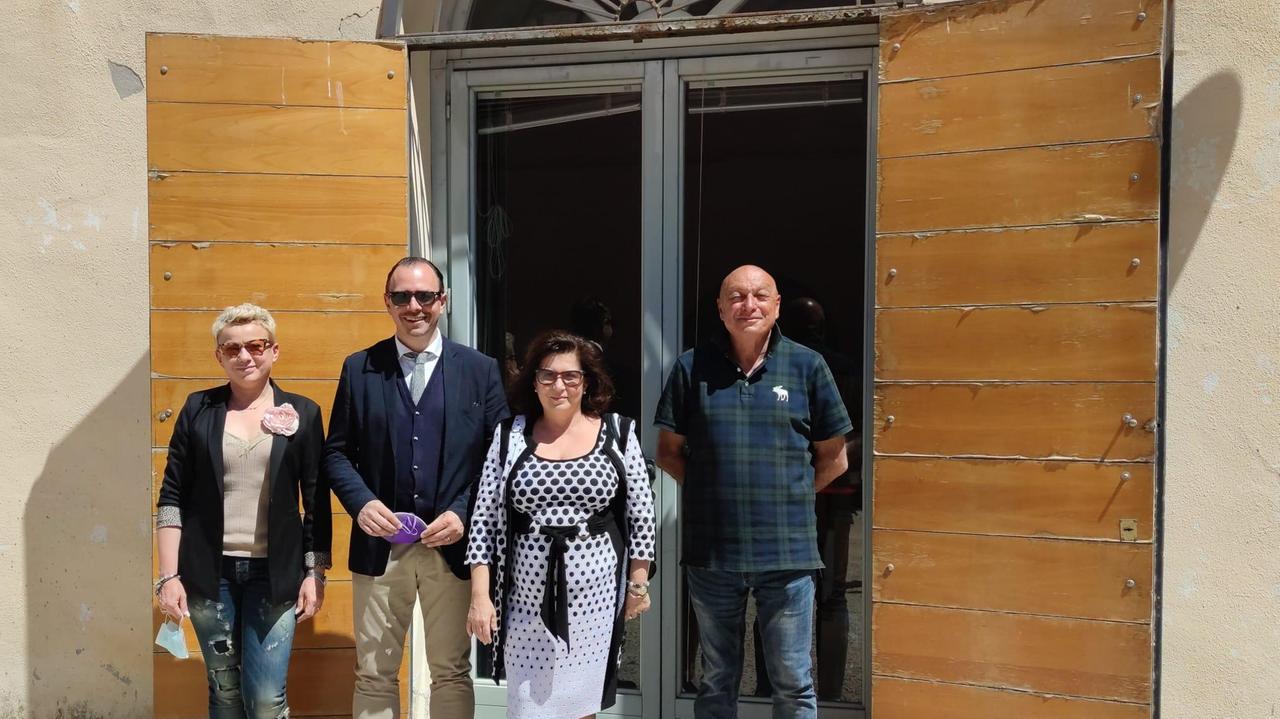 Al centro il sindaco Andrea Benini e la prefetta Paola Berardino, ai lati due volontari