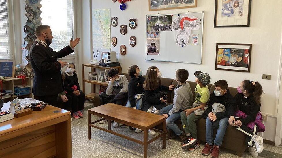 A scuola di legalità: visita alla caserma per conoscere i compiti dell’Arma