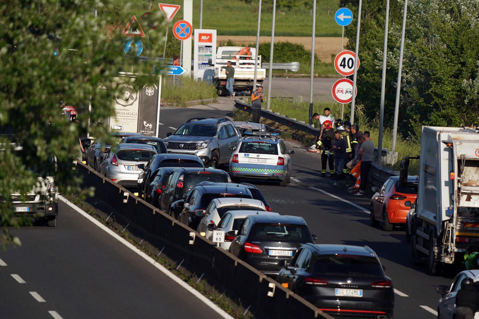 L'incidente e l'inizio della coda in Fi-Pi-Li (foto Silvi)