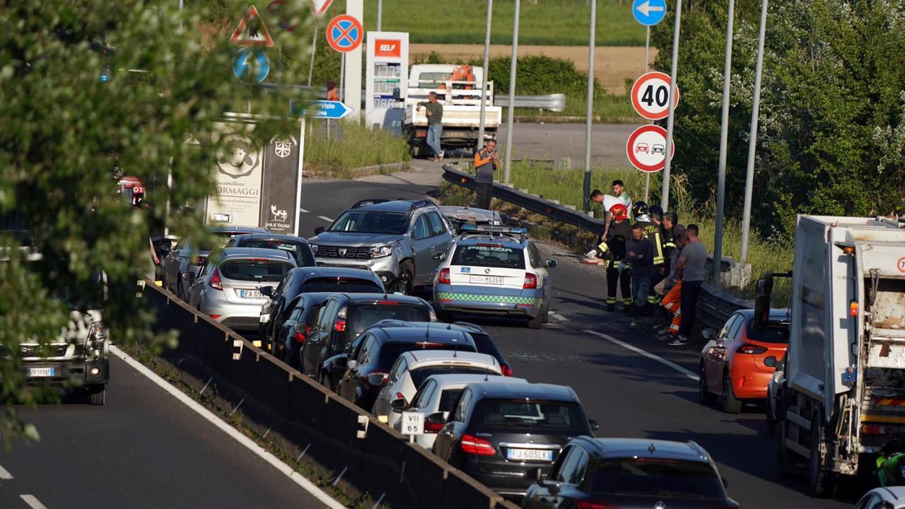 L'incidente e l'inizio della coda in Fi-Pi-Li (foto Silvi)