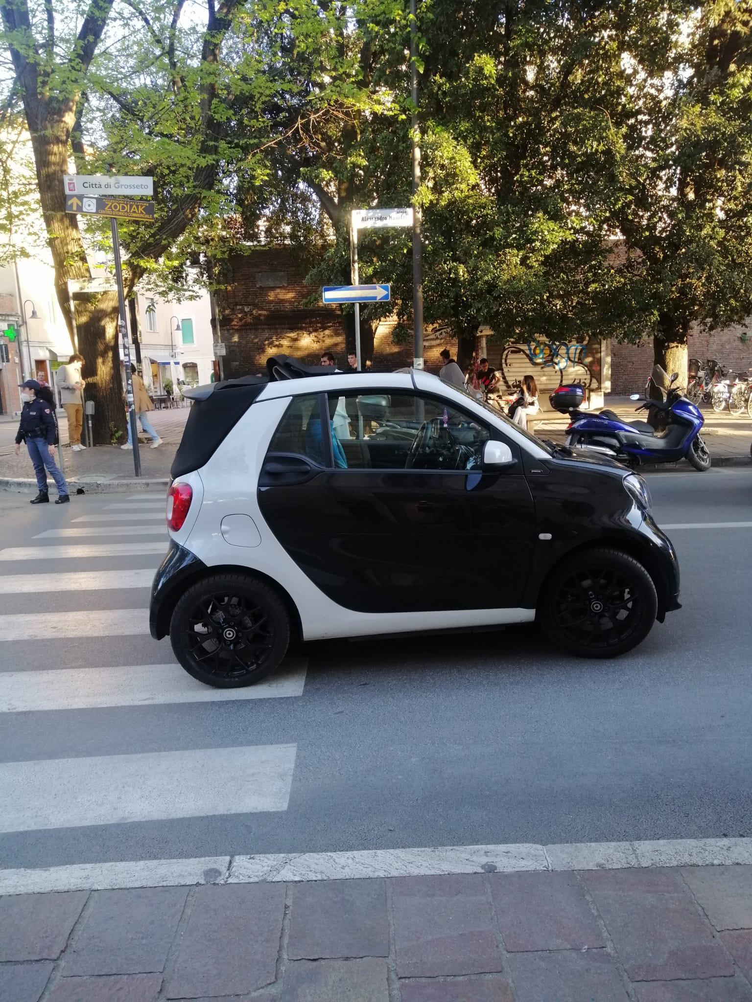 La Smart dopo l'incidente, nel punto dell'impatto