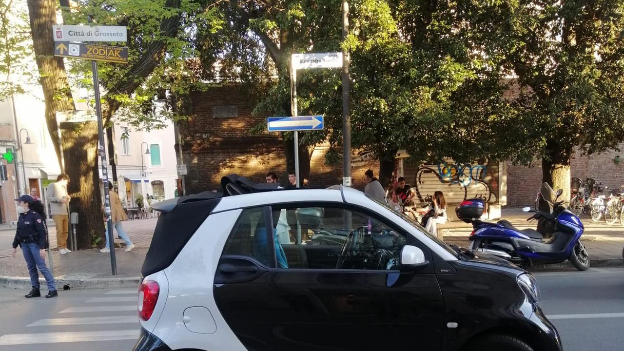 La Smart dopo l'incidente, nel punto dell'impatto