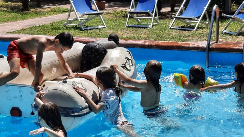 Una delle iniziative in piscina dell’associazione Amici della Zizzi, che dal 1987 accoglie in affidamento bambini e ragazzi con problematiche sociali o familiari