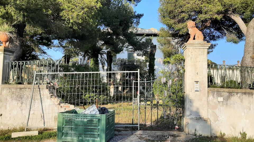 L’ingresso della dimora storica di Monterotondo ha ancora la rete metallica dall’aprile del 2021