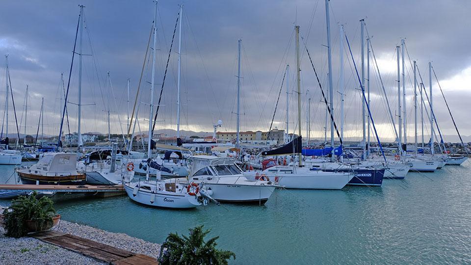 Una veduta del porto di Cecina