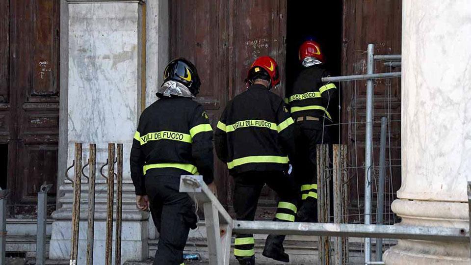 Un momento degli accertamenti al Politeama