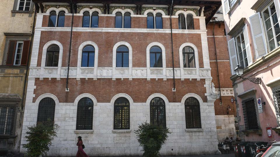 Ingresso del palazzo da via S. Andrea