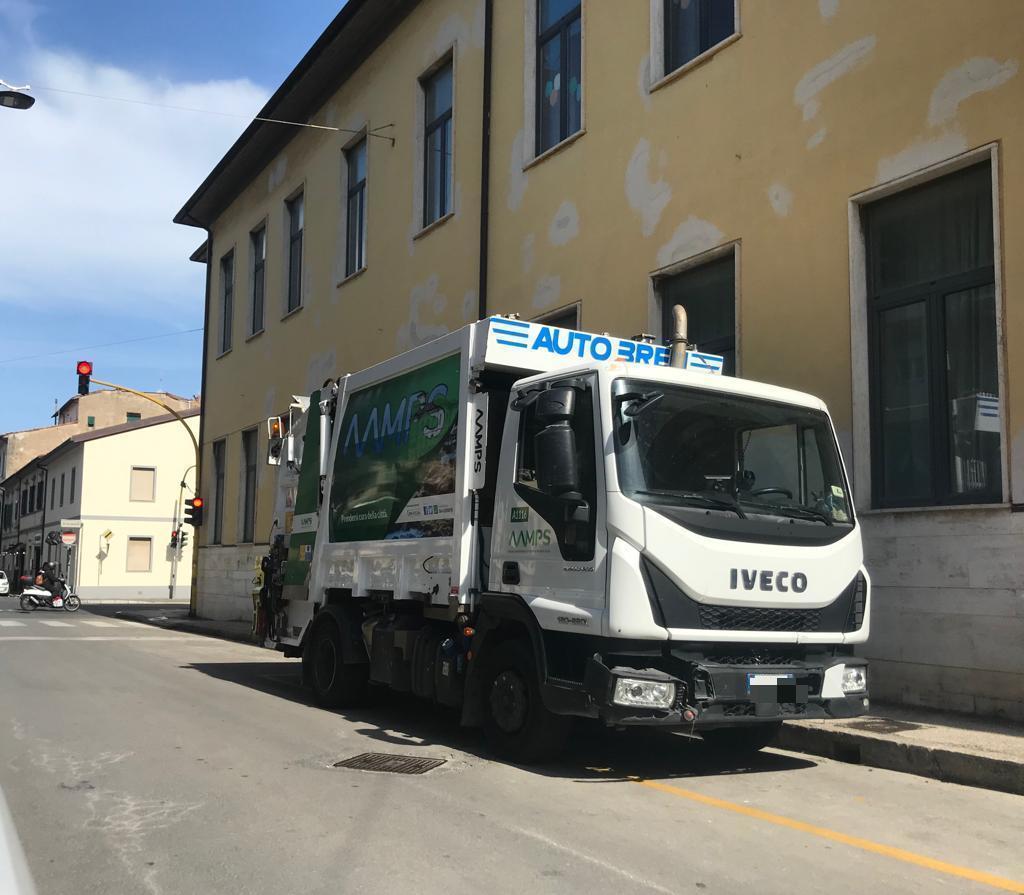 Un mezzo Aamps all'incrocio tra via Lorenzini e via di Salviano