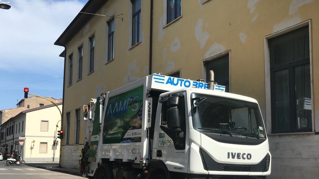 Un mezzo Aamps all'incrocio tra via Lorenzini e via di Salviano