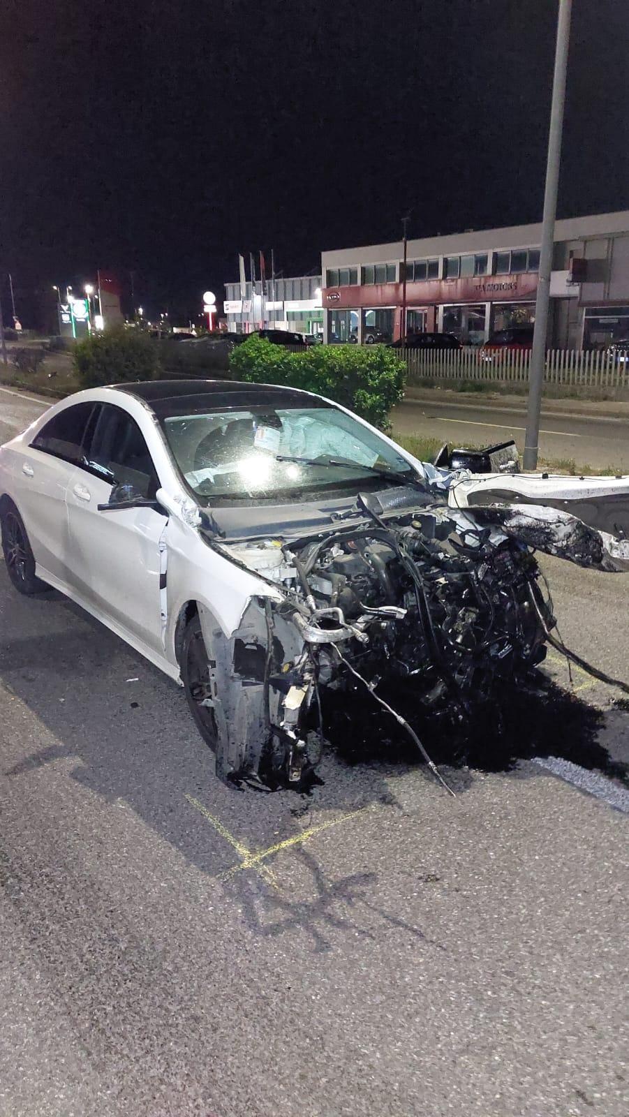 Si schianta con la Mercedes contro un muretto e distrugge l'auto, poi se ne va - Foto 