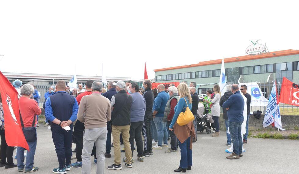 Lavoratori e sindacati davanti allo stabilimento della Alival di Ponte Buggianese