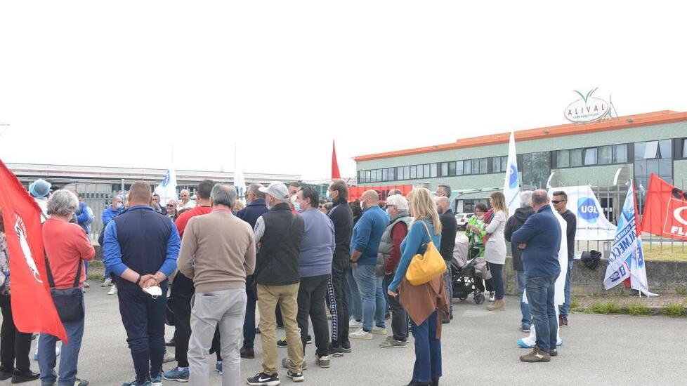 Lavoratori e sindacati davanti allo stabilimento della Alival di Ponte Buggianese