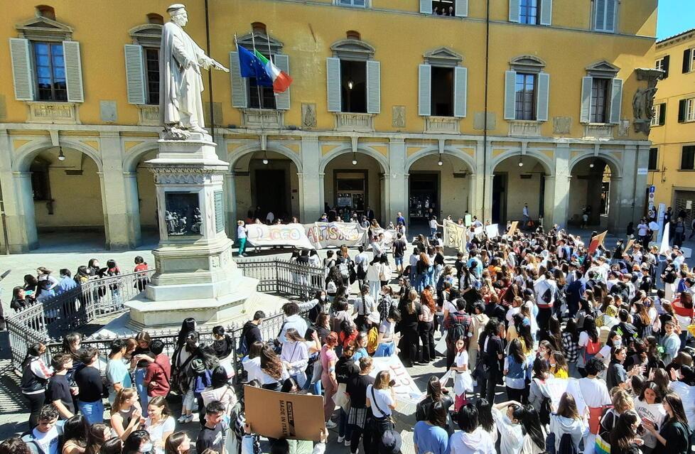 Prato, gli studenti della “scuola spezzatino” hanno perso la pazienza: la protesta e le richieste dei ragazzi