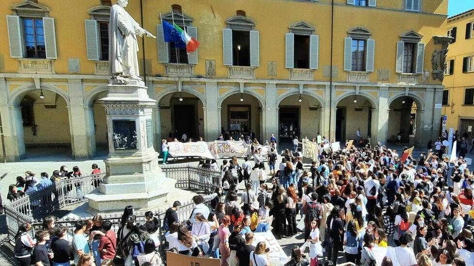 Prato, gli studenti della “scuola spezzatino” hanno perso la pazienza: la protesta e le richieste dei ragazzi