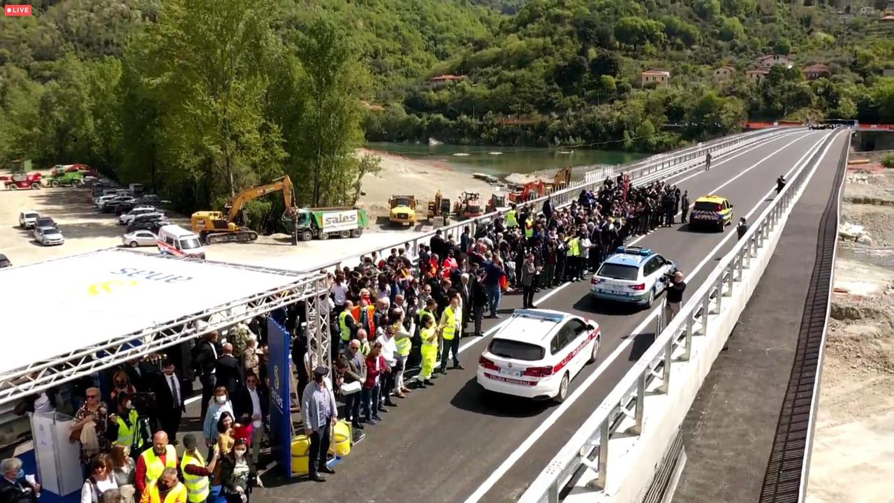 L'inaugurazione del ponte ad Albiano, nel comune di Aulla (Foto di Claudio Cuffaro)