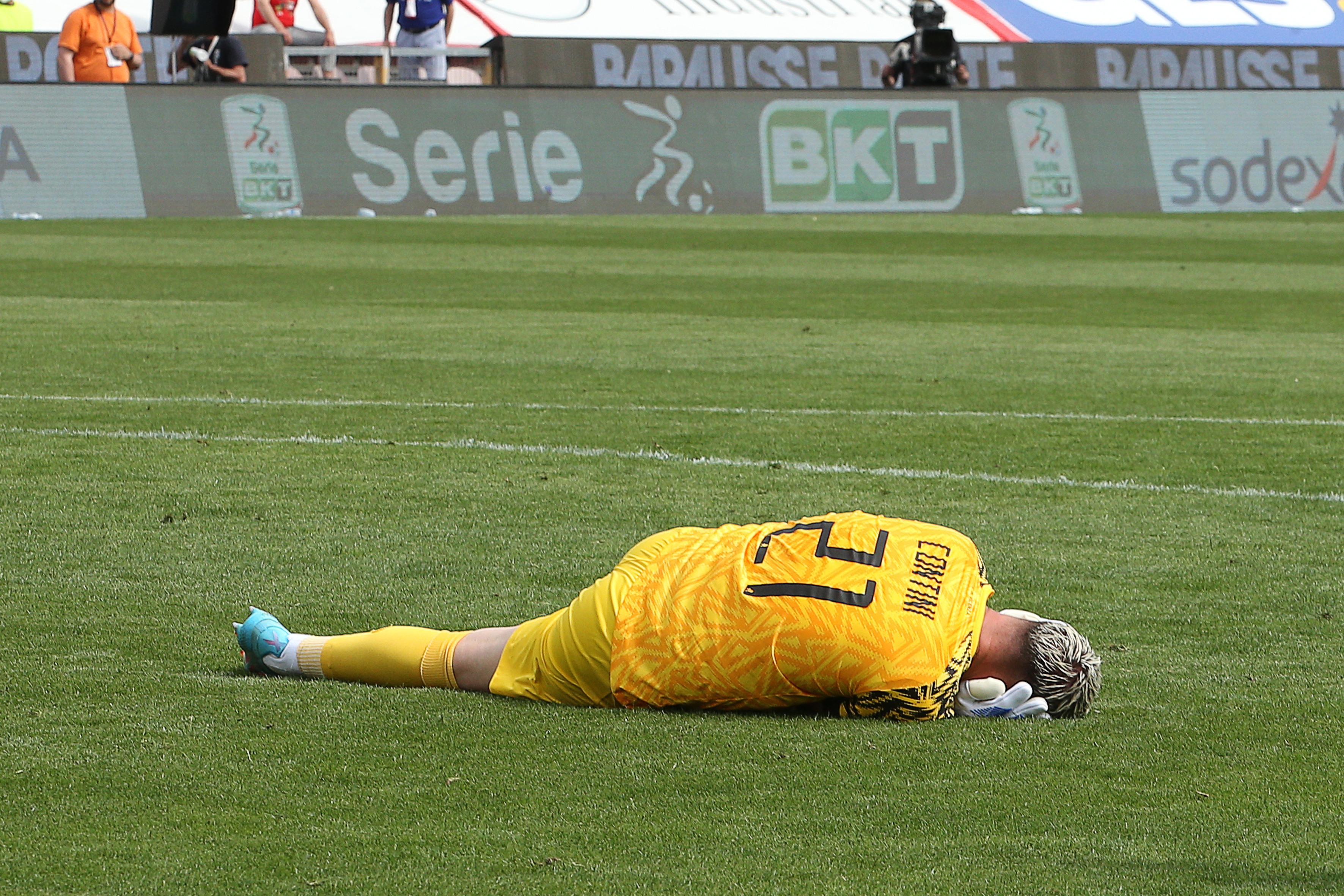 L'ex portiere del Pontedera, ora al Vicenza, Nikita Contini, a terra dopo essere stato colpito da un petardo lanciato dai tifosi del Lecce (Foto Paola Garbuio/LaPresse)