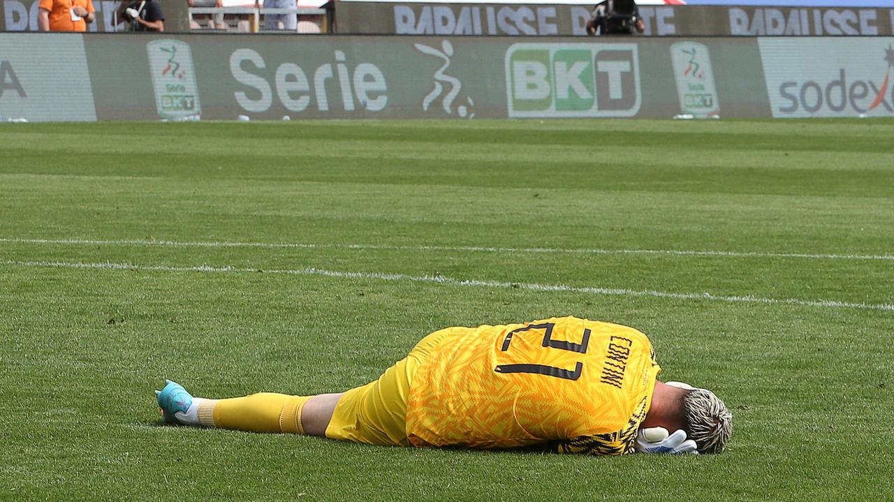 L'ex portiere del Pontedera, ora al Vicenza, Nikita Contini, a terra dopo essere stato colpito da un petardo lanciato dai tifosi del Lecce (Foto Paola Garbuio/LaPresse)