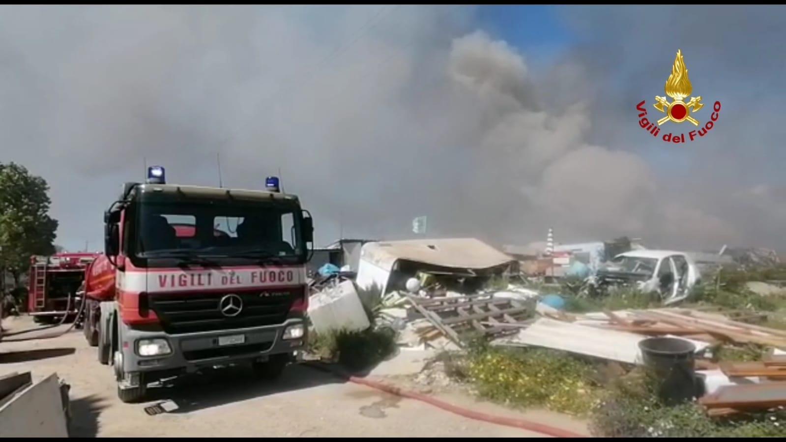 Selargius, vasto incendio all'esterno di un campo rom