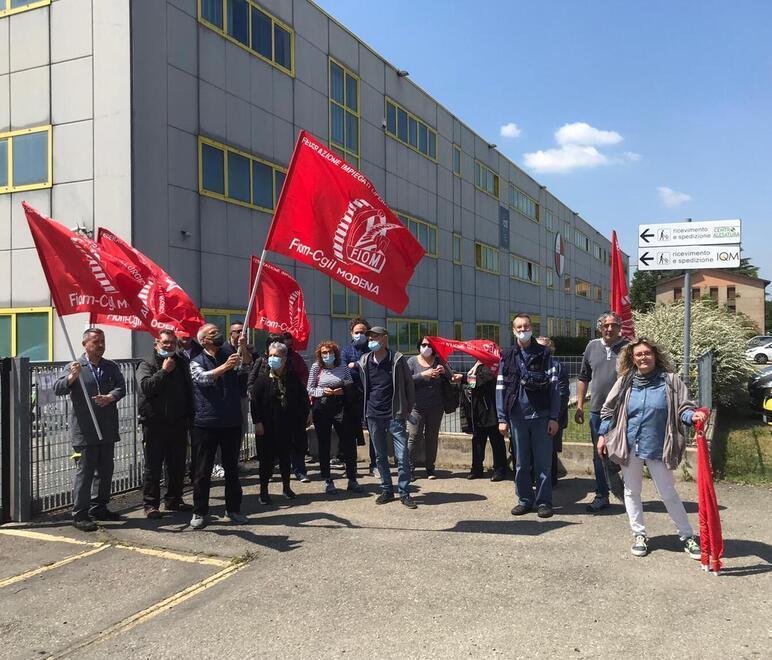 Vignola, Centro Alesatura, protesta davanti ai cancelli 