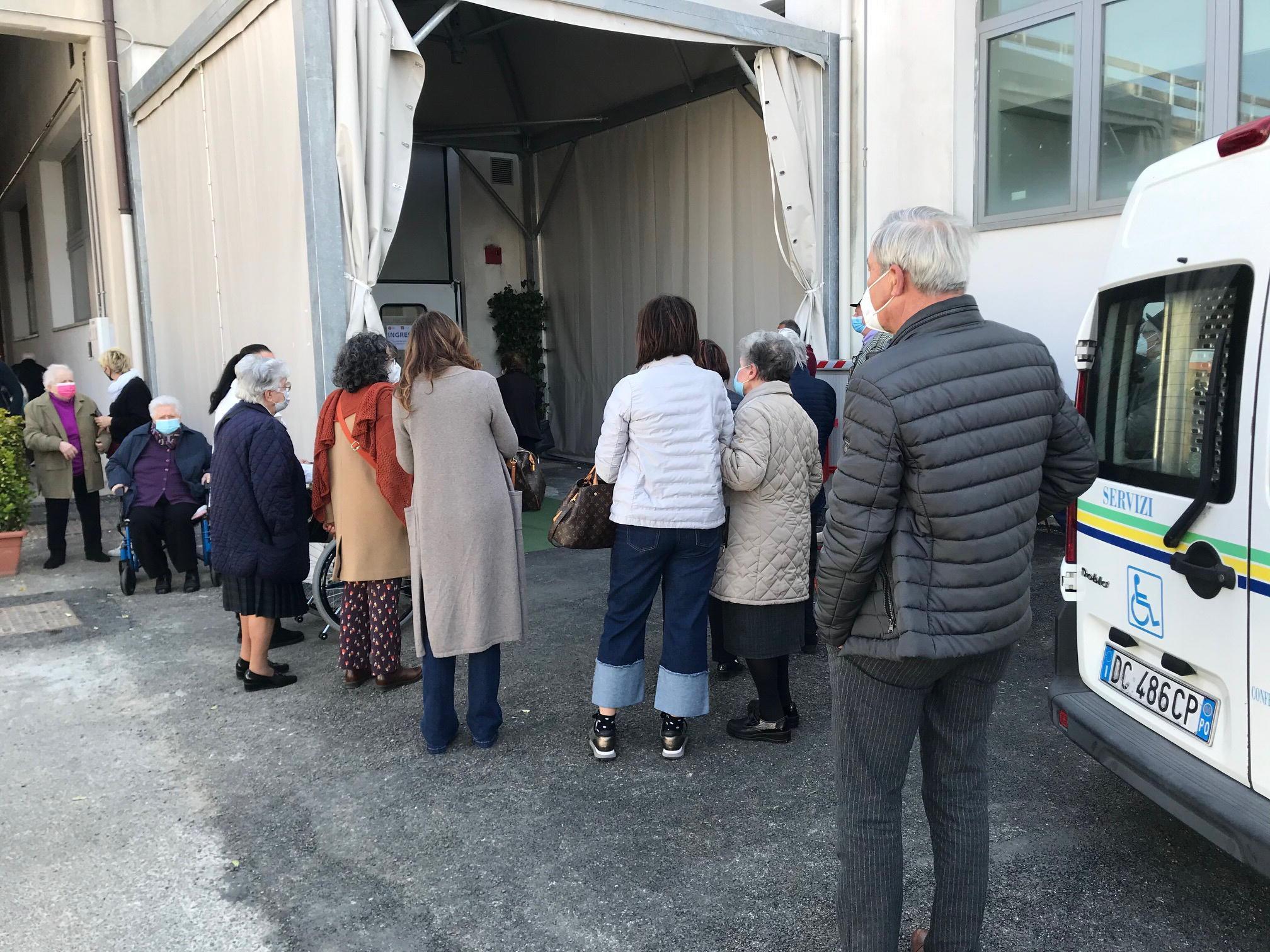 Non si trova la chiave per aprire il Centro Pegaso, slittano i vaccini