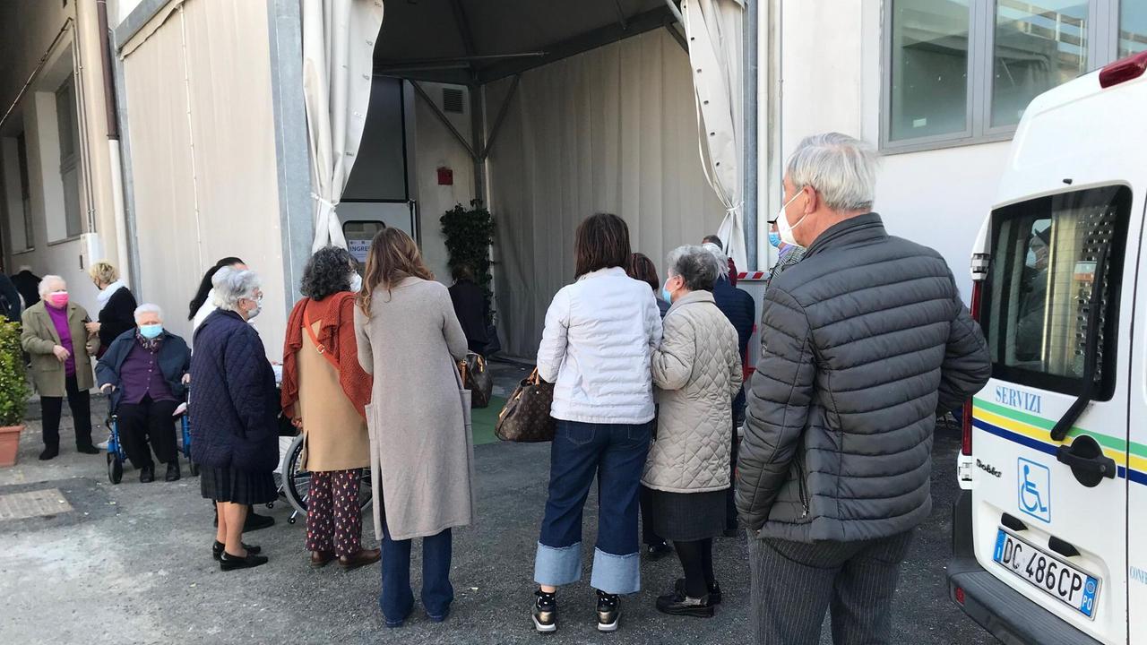 Non si trova la chiave per aprire il Centro Pegaso, slittano i vaccini