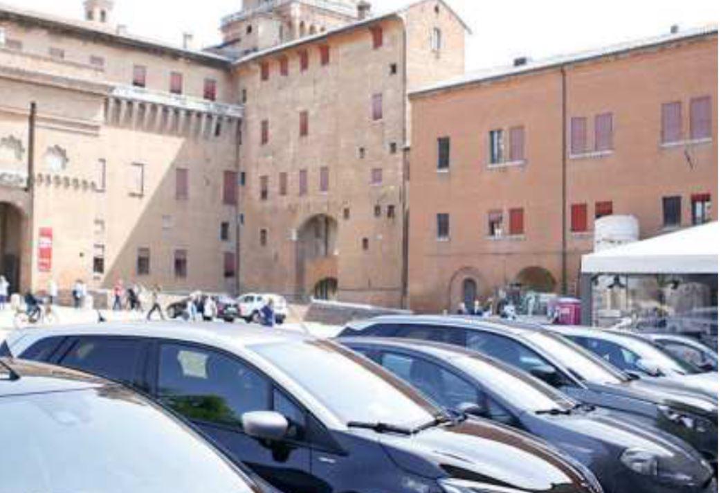 Ferrara, il problema del traffico in centro. Auto e pullman, sosta selvaggia 