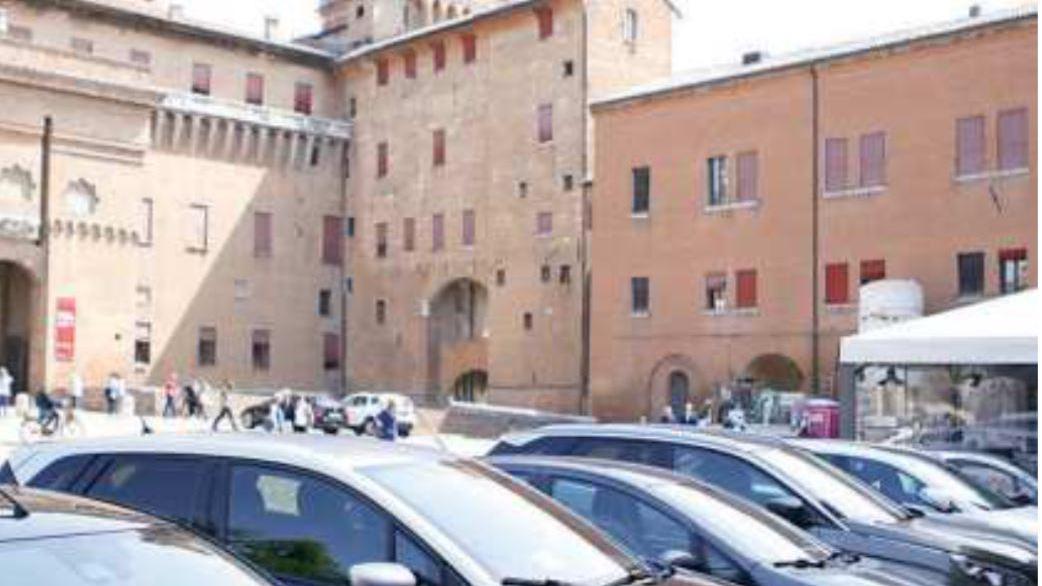 Ferrara, il problema del traffico in centro. Auto e pullman, sosta selvaggia