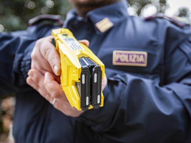 Cane azzanna un poliziotto che si libera usando il taser