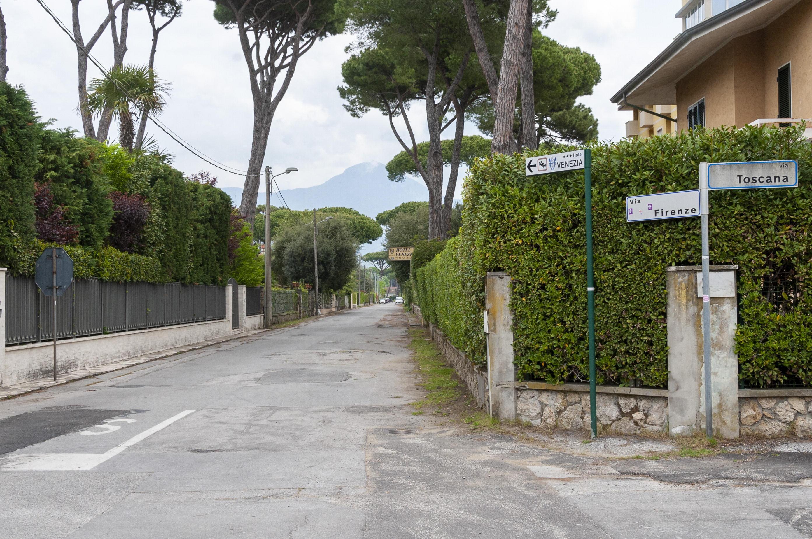 Giallo a Pietrasanta, trovato morto nel giardino di casa con una ferita alla testa