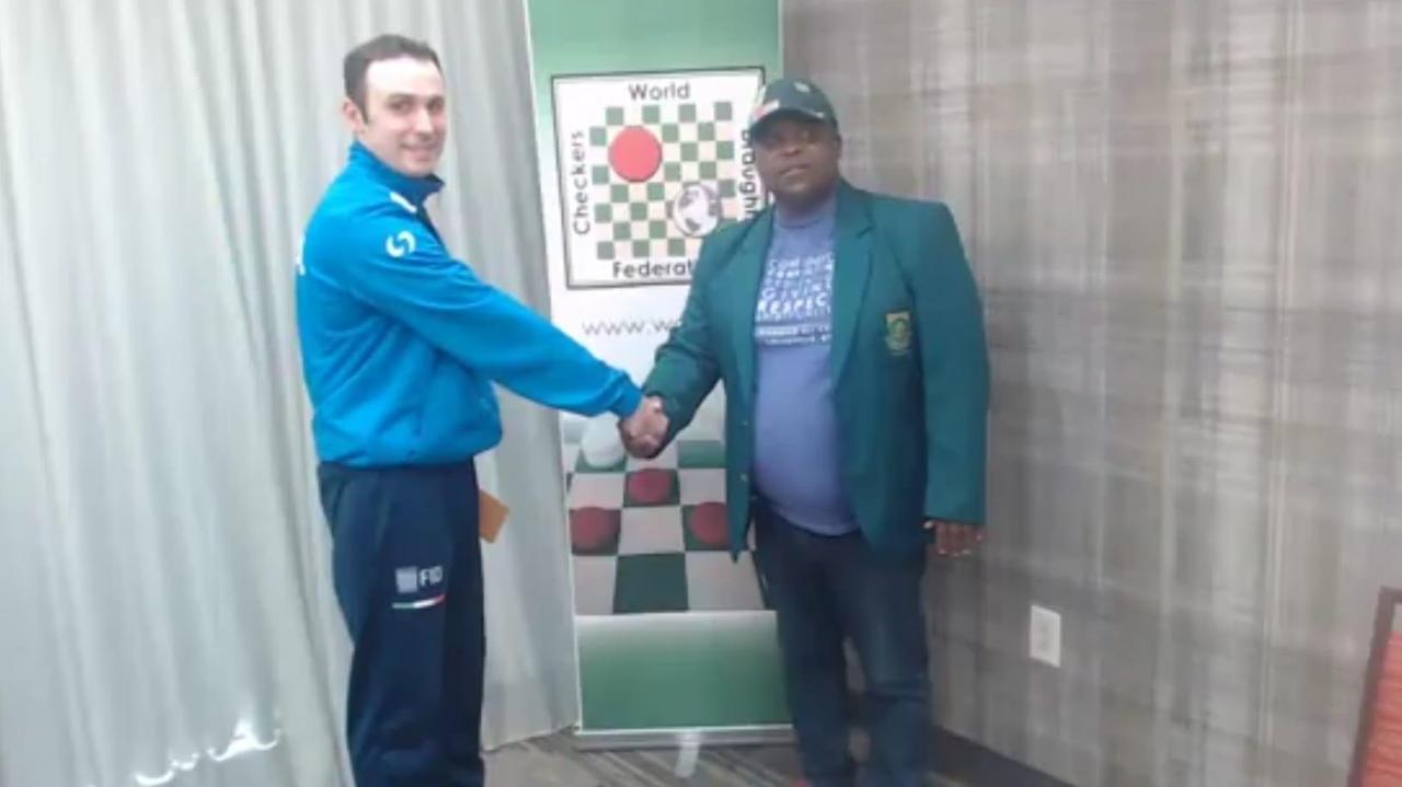 Lubabalo Kondlo si congratula con Matteo Bernini per la vittoria del titolo mondiale (Foto Federdama)