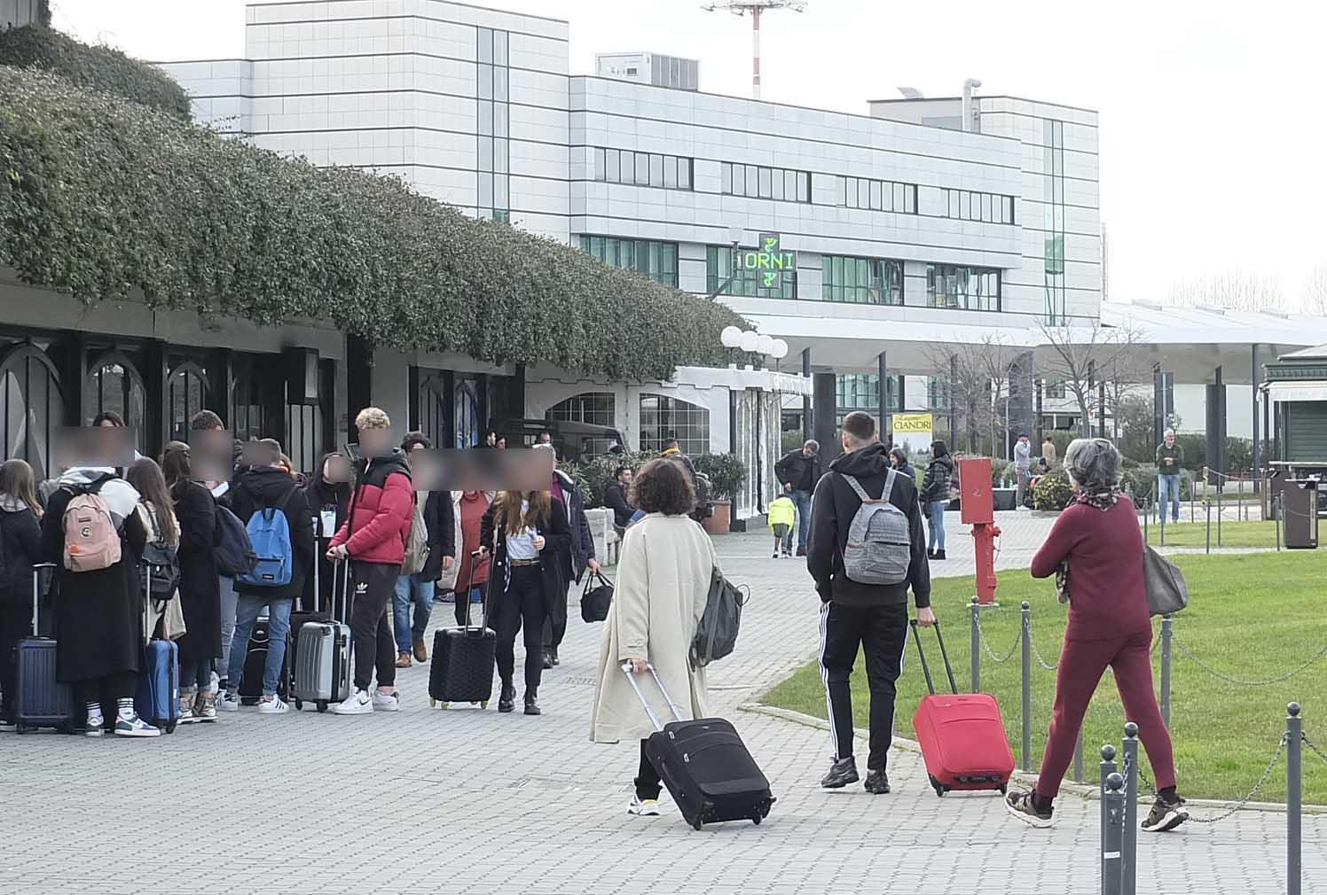 Allarme all'aeroporto di Pisa per due turiste che hanno "bucato" i controlli prima di prendere il volo (Foto di Fabio Muzzi)