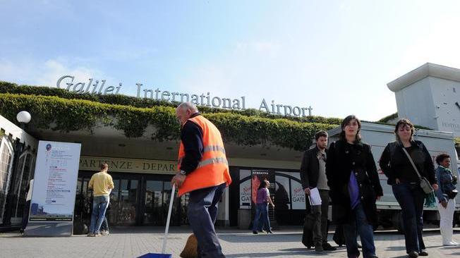 Turiste 'bucano' sicurezza dell'aeroporto, allarme a Pisa