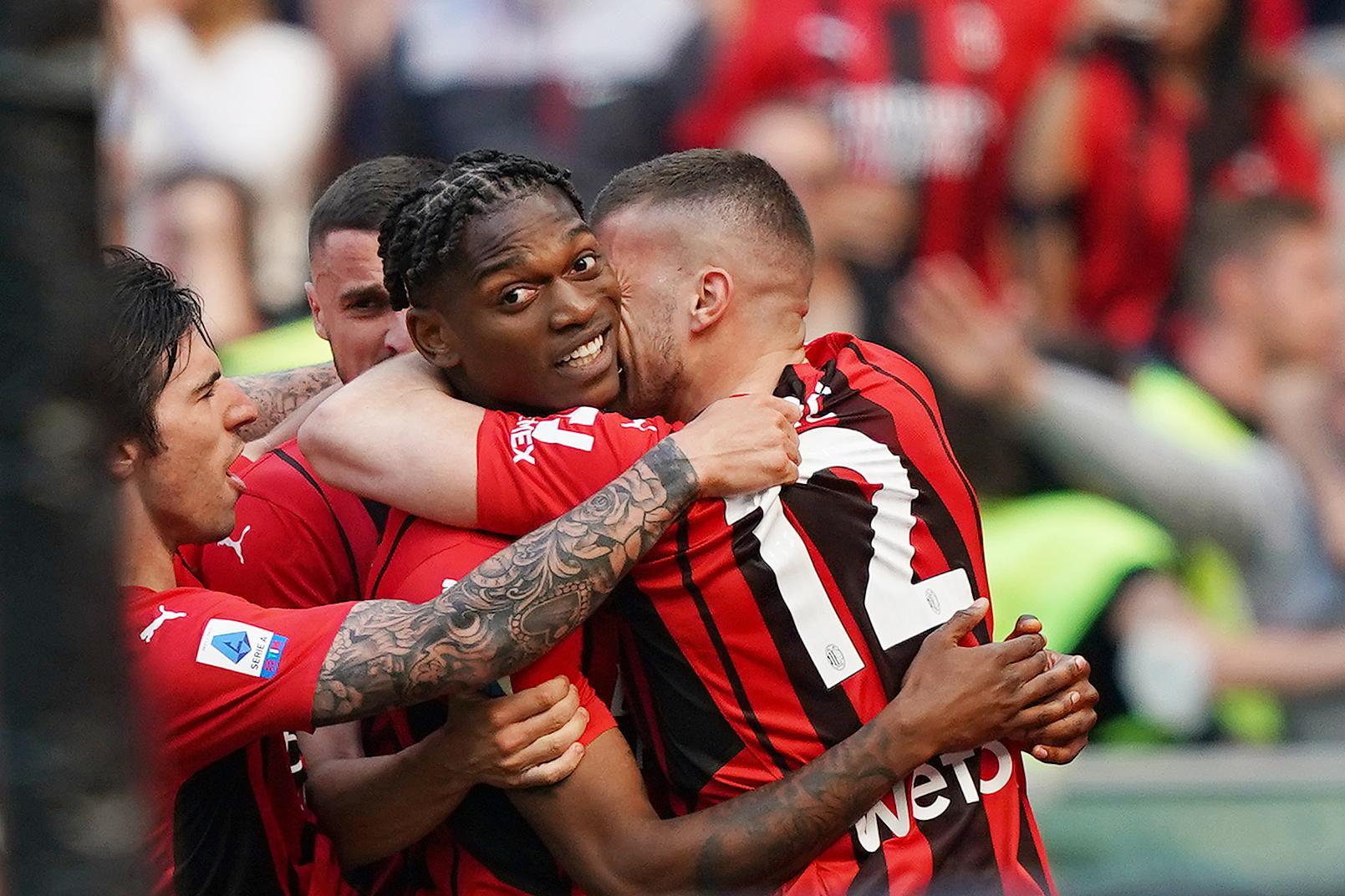 Rafael Leao festeggiato dai compagni dopo la rete che permette al Milan di battere la Fiorentina in un San Siro tutto esaurito (Foto Spada/LaPresse)