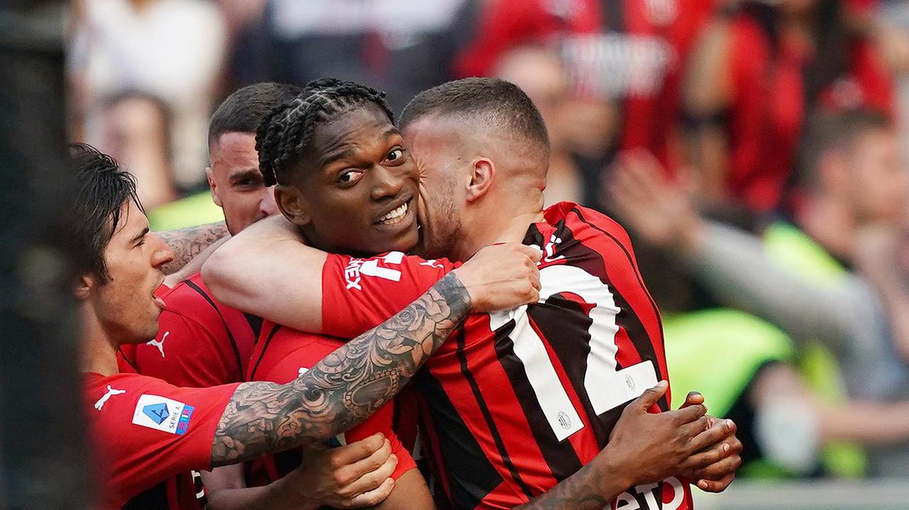 Rafael Leao festeggiato dai compagni dopo la rete che permette al Milan di battere la Fiorentina in un San Siro tutto esaurito (Foto Spada/LaPresse)