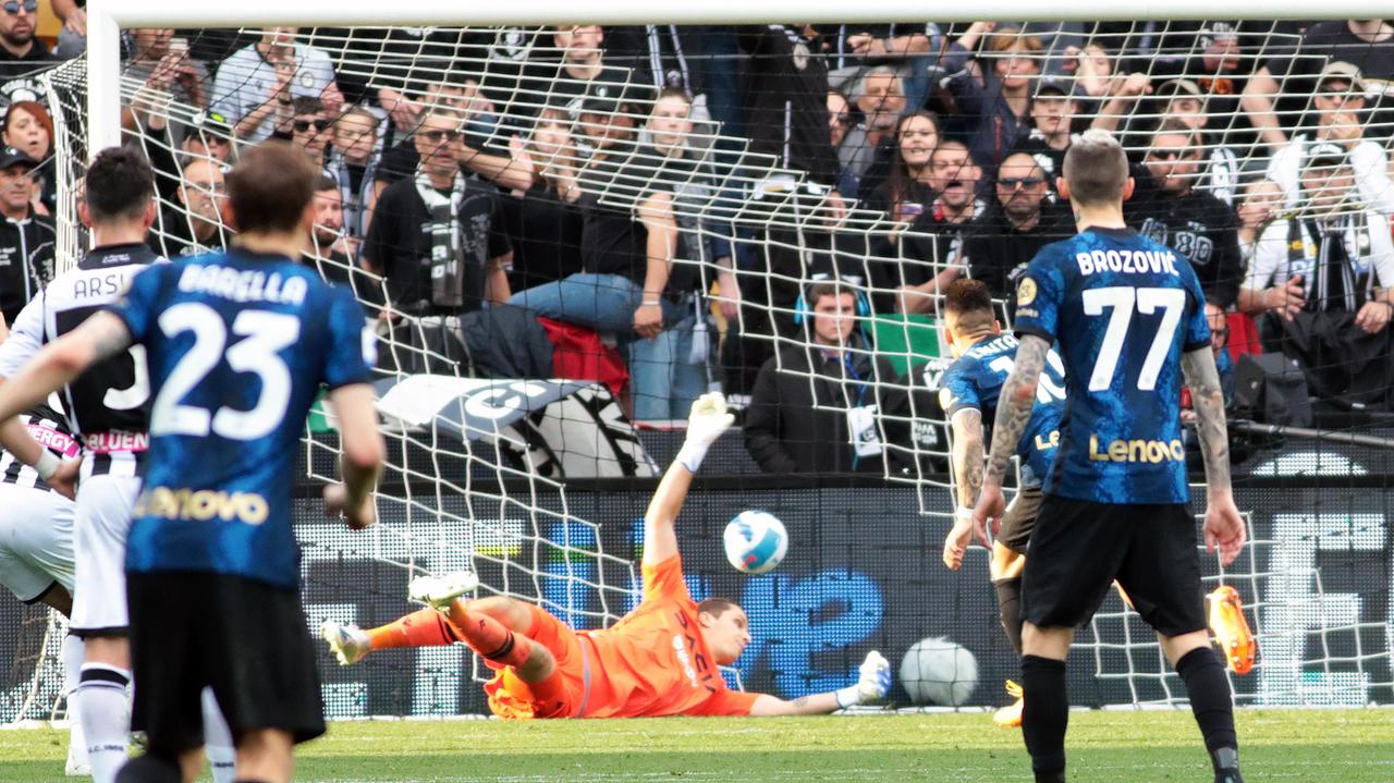 Lautaro Martinez segna il secondo gol dell'Inter nel successo per 2-1 in casa dell'Udinese (Foto Andrea Bressanutti/LaPresse)