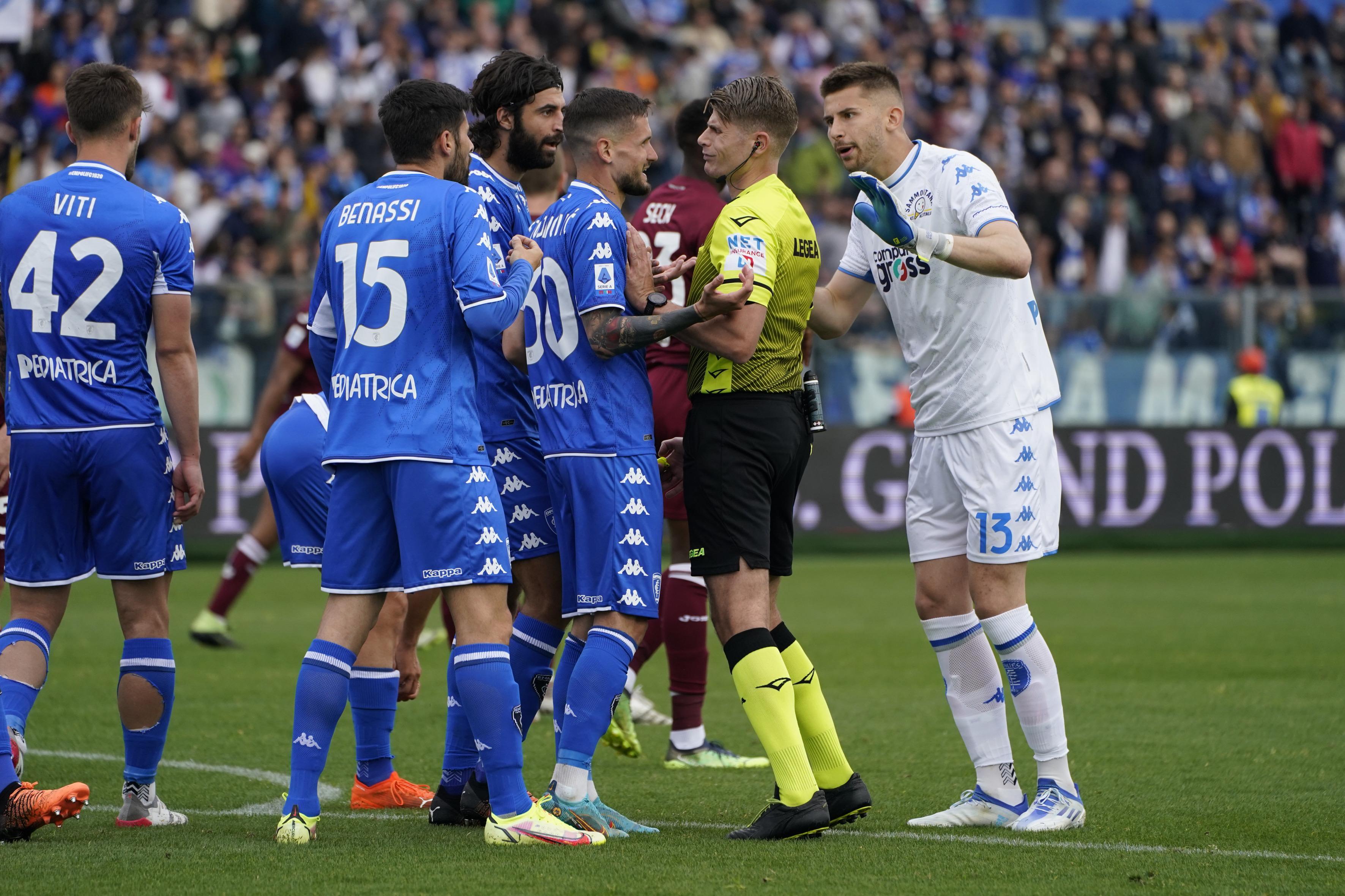 Gli azzurri accerchiano l'arbitro Cosso dopo una decisione contestata