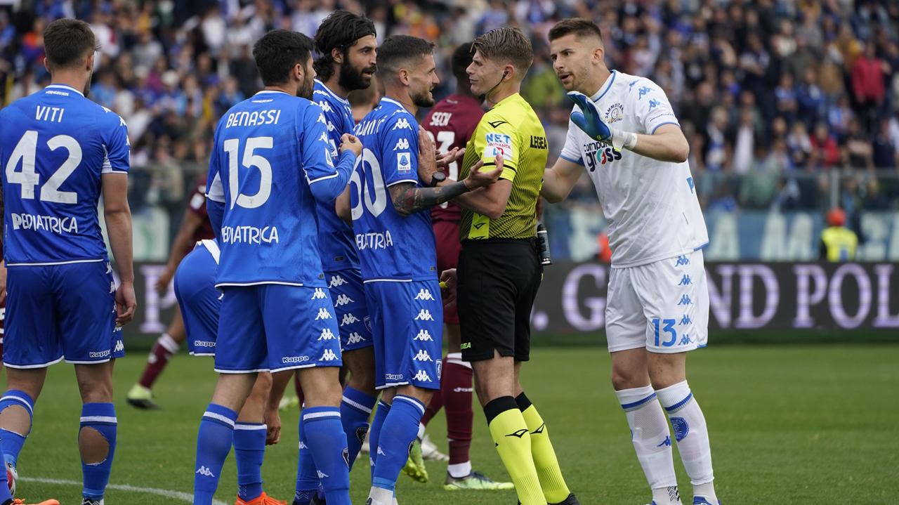 Gli azzurri accerchiano l'arbitro Cosso dopo una decisione contestata