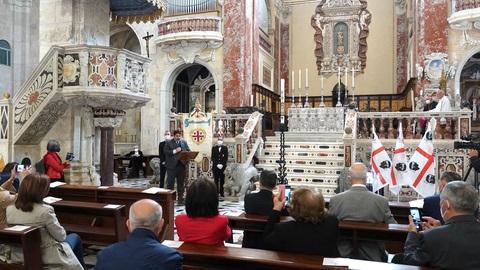Sorpresa in cattedrale, il vescovo celebra tutta la messa in limba