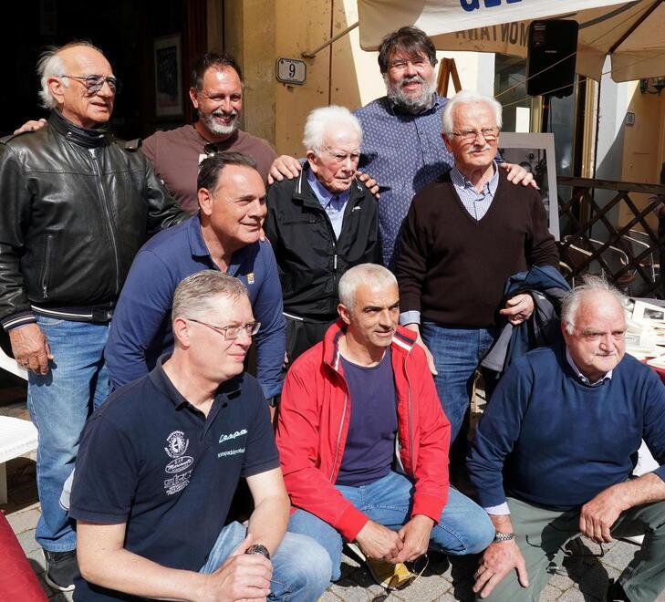 Il rombo delle Vespe e i paesani per i 100 anni di Florio Monti 