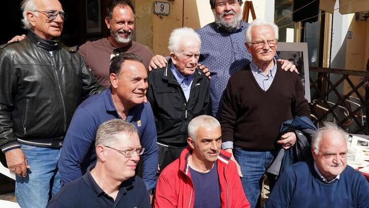 Il rombo delle Vespe e i paesani per i 100 anni di Florio Monti