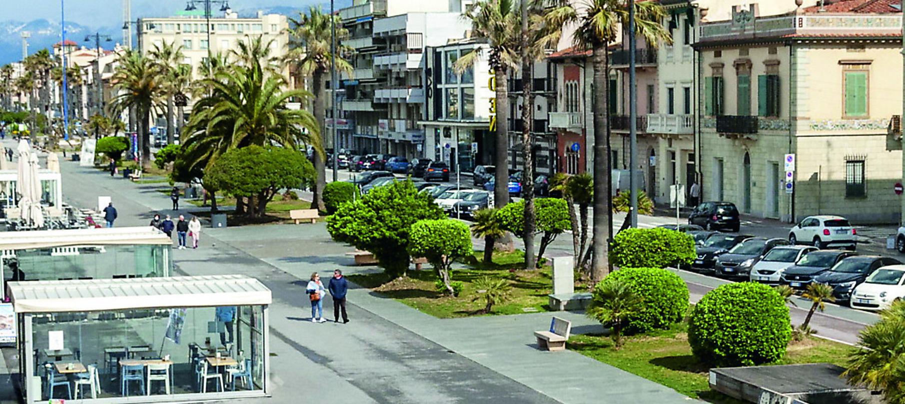 Viareggio, i commercianti della Passeggiata stanchi di furti e scippi: «Ora ci paghiamo la vigilanza privata» 