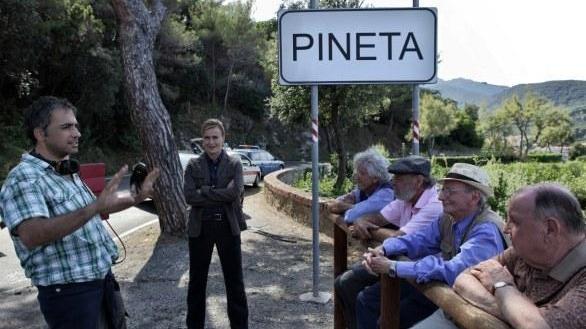 Una foto di scena di un episodio della serie "I delitti del BarLume" tratta dai romanzi di Marco Malvaldi
