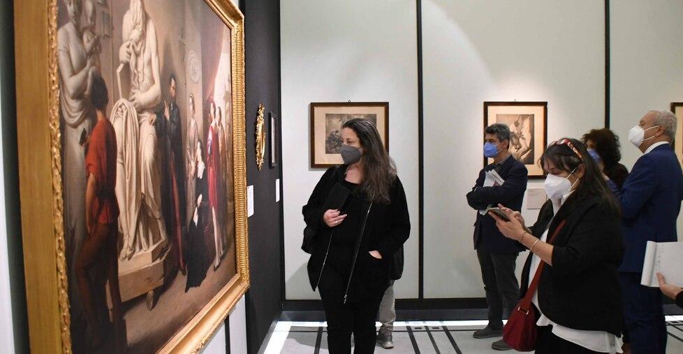 Il sindaco, i curatori e i visitatori all’inaugurazione della mostra al CarMi nel parco della Padula