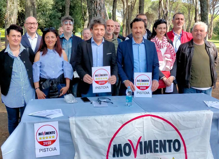 Nicola Maglione con alcuni sostenitori: alla sua destra il senatore Gianluca Ferrara