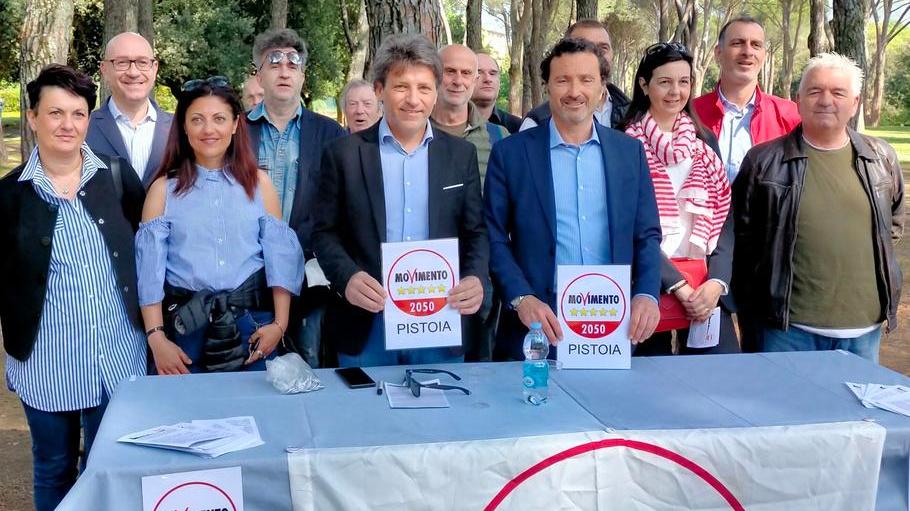 Nicola Maglione con alcuni sostenitori: alla sua destra il senatore Gianluca Ferrara