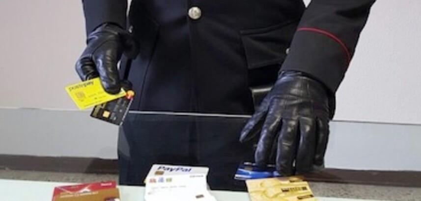 Le carte di credito recuperate dai carabinieri
