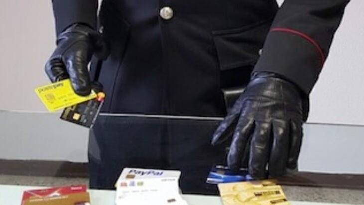 Le carte di credito recuperate dai carabinieri