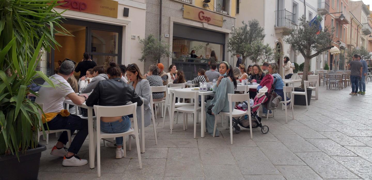 Olbia, sedie e tavoli in piazza: il conto è salato 