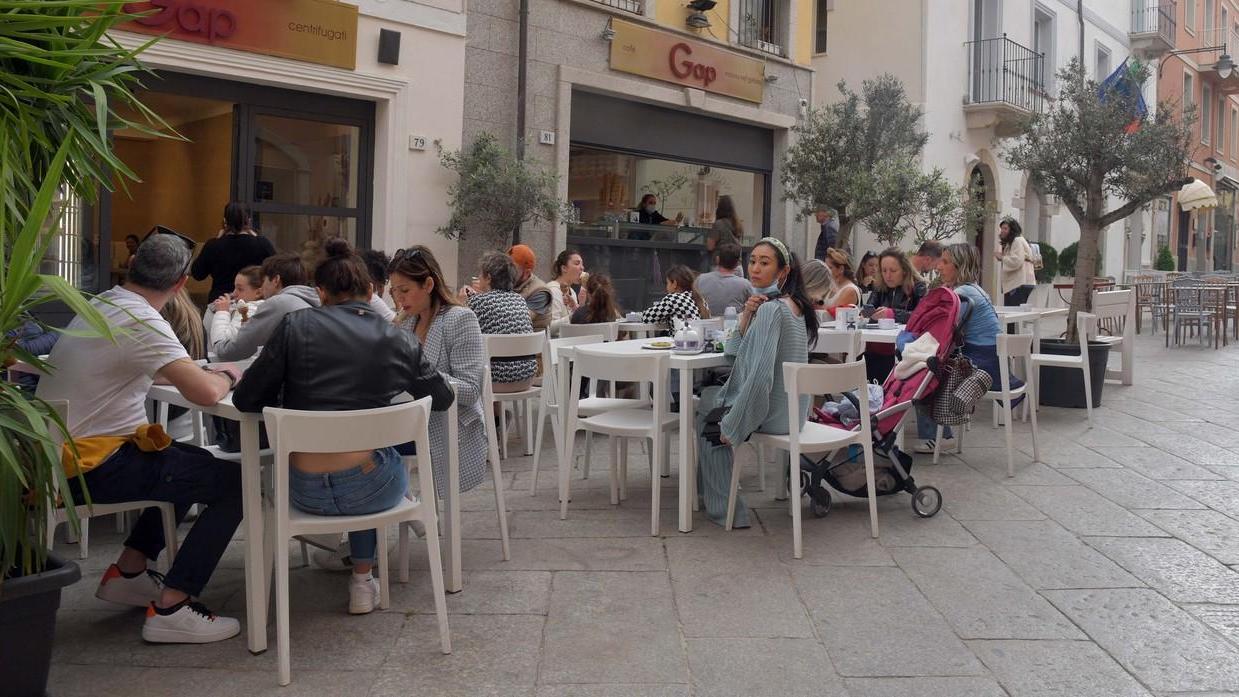 Olbia, sedie e tavoli in piazza: il conto è salato 