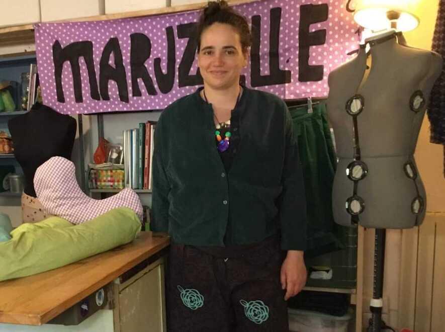Ago, filo e tanta passione: Giulia ricicla gli scarti e disegna la moda verde da Massarosa 